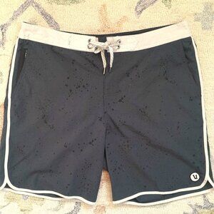 Vuori Cruise Board Shorts Mens 34 7" Inseam Gray and Black Splatter Print V314